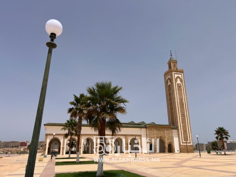 جماعة العروي تُواصل إصلاح الإنارة العمومية وتشمل ساحة مسجد محمد السادس بعد أكثر من عقد من الإهمال