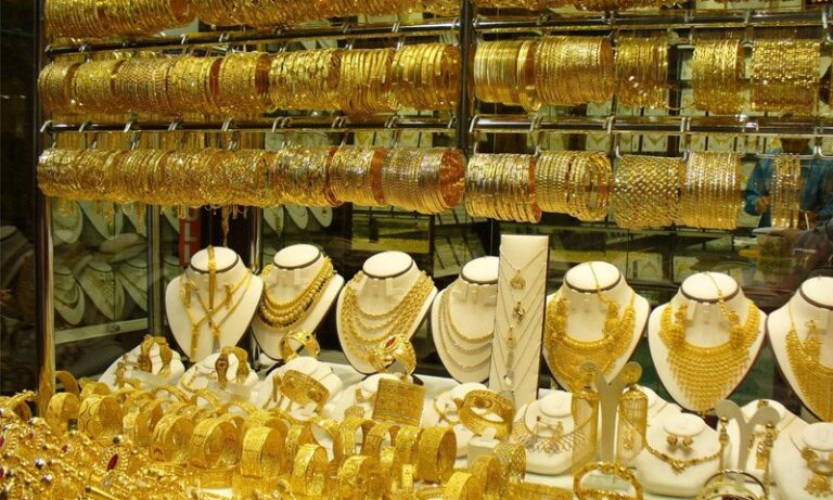 زايو.. الجمارك تداهم محل مجوهرات للاشتباه في أنشطة صرف عملات غير قانونية