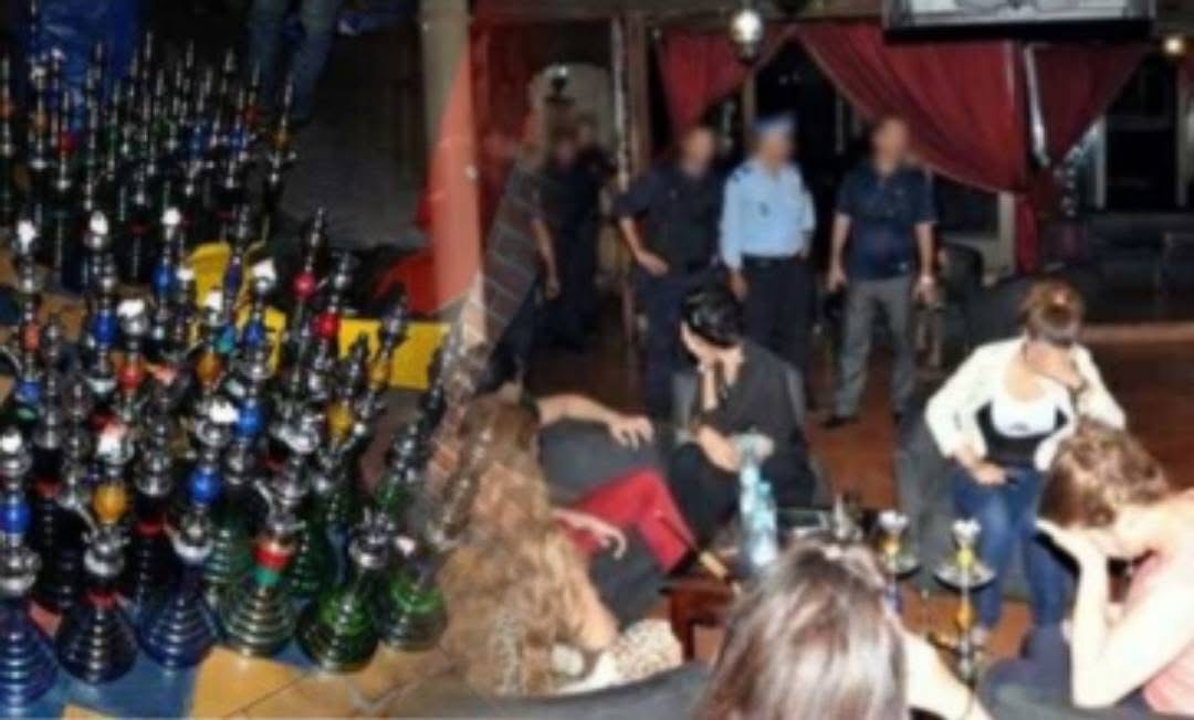 مداهمة أمنية بحي المطار تسفر عن حجز نرجيلات وتوقيف مبحوث عنه داخل مقهى للشيشة بالناظور