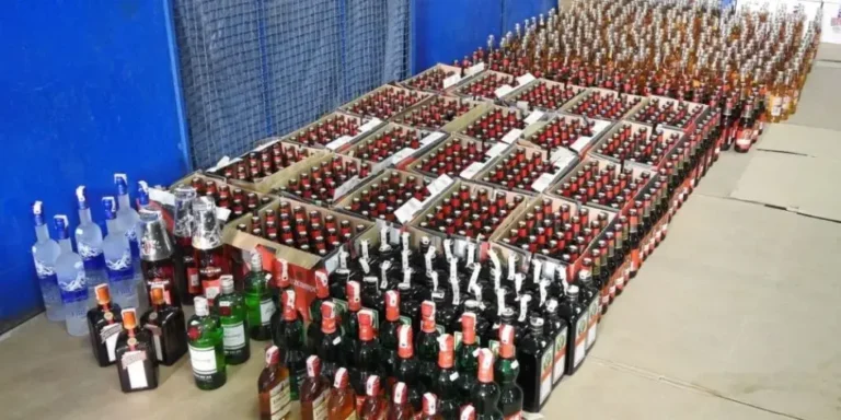 أمن الناظور يوقف مروج خمور غير مرخصة ويحجز 200 قنينة وسط شارع الجيش الملكي