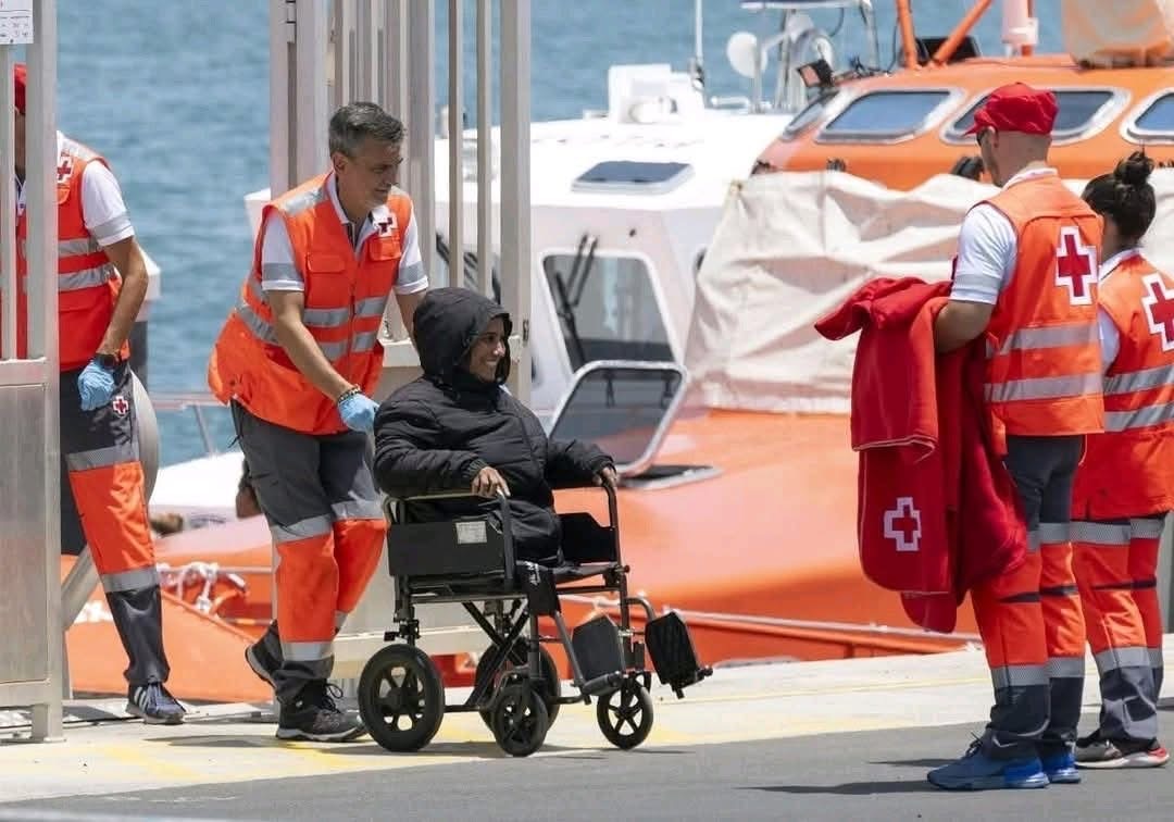 قصة صورة تهز المشاعر: شابة مغربية بلا ساقين تنجو من قارب الموت وتبتسم للحياة