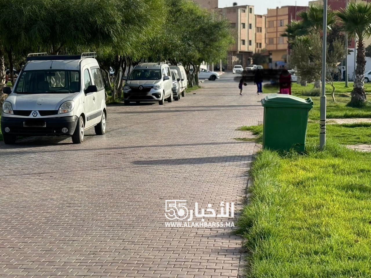 سيارات وسط الحديقة الإيكولوجية بالعروي تثير استياء المواطنين خلال انطلاق المعرض الجهوي