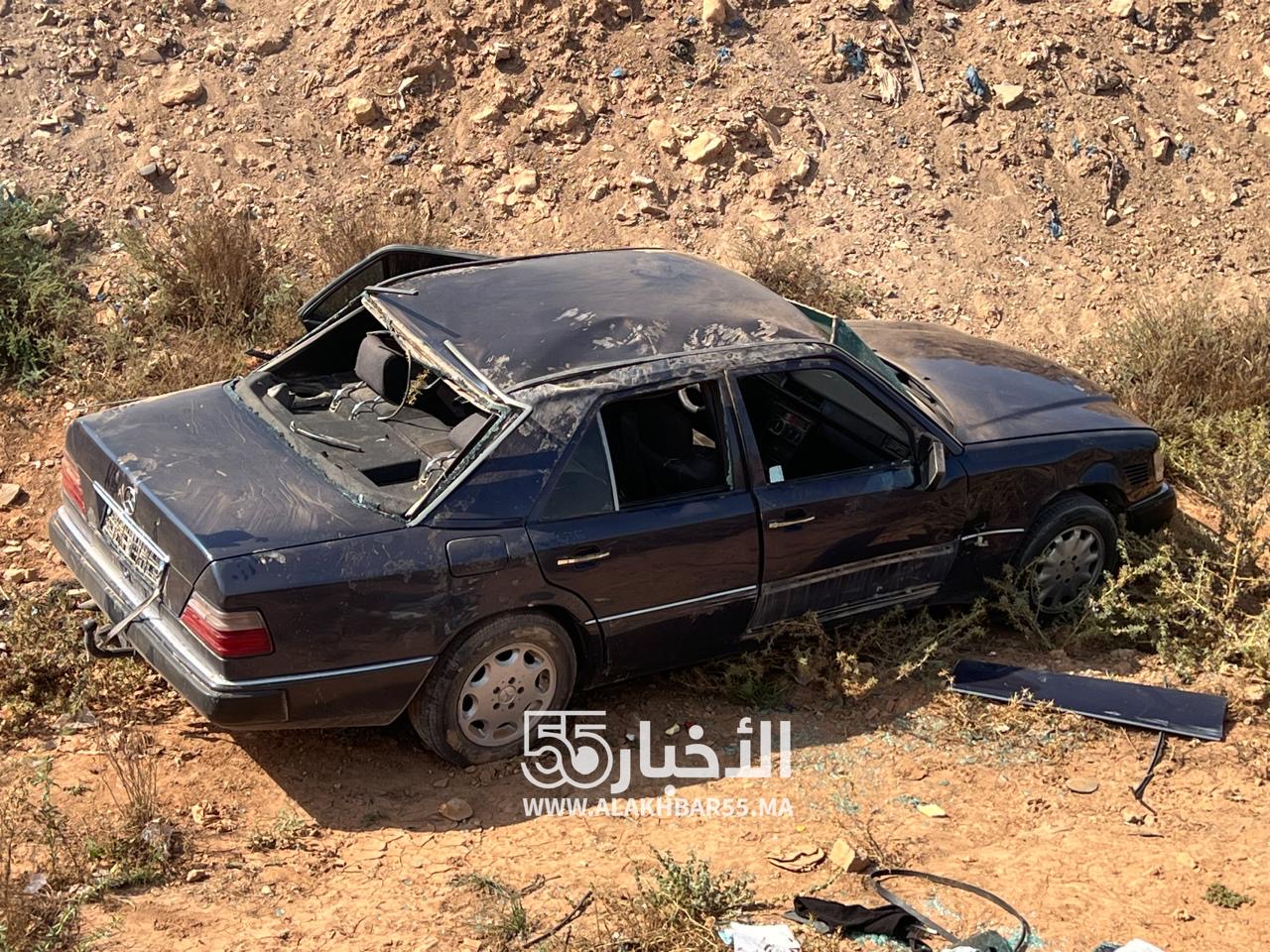 صور : انحراف سيارة “مرسيديس” وسقوطها في واد قرب الطريق المدارية بالعروي وفرار السائق