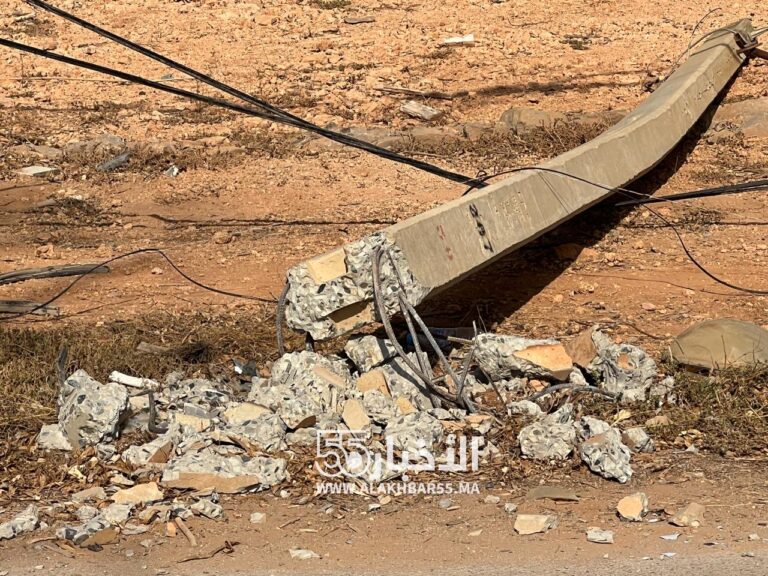 سقوط عمود كهربائي بحي المطار بالعروي يثير مخاوف الساكنة