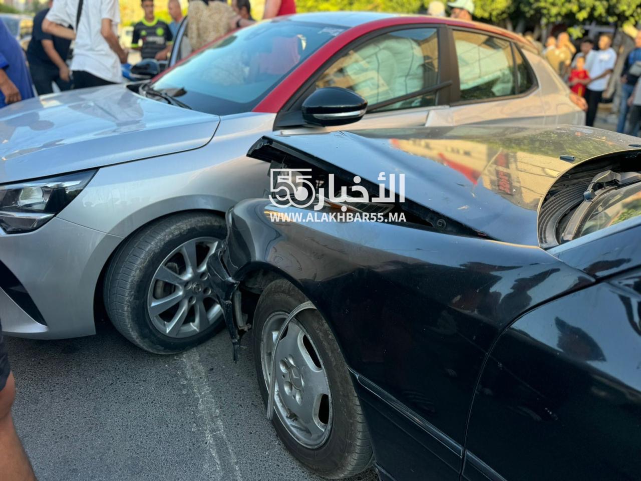 الان: حادثة سير خطيرة بشارع الحسن الثاني بالعروي تتسبب في إصابة سيدة وخسائر مادية كبيرة