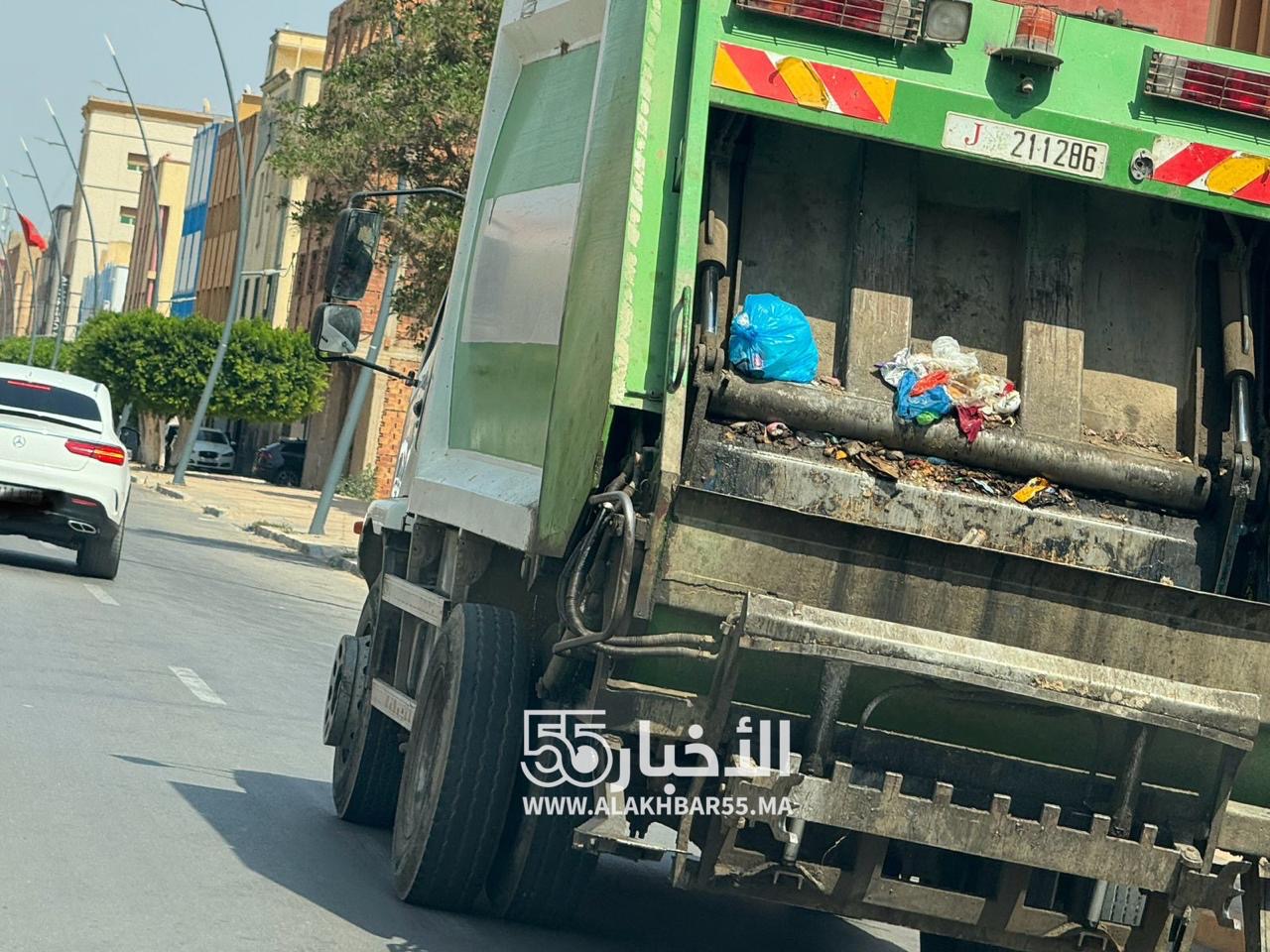 شاحنة نفايات تثير استياء ساكنة العروي بسبب مرورها اليومي وسط المدينة… يُرجح أنها تابعة لإحدى جماعات الدريوش