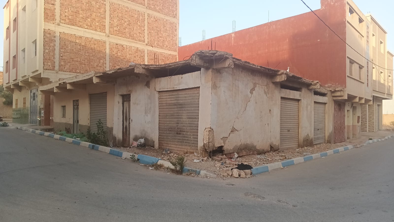 منزل آيل للسقوط يهدد سلامة المواطنين بحي القدس مطالب بتدخل عاجل من السلطات