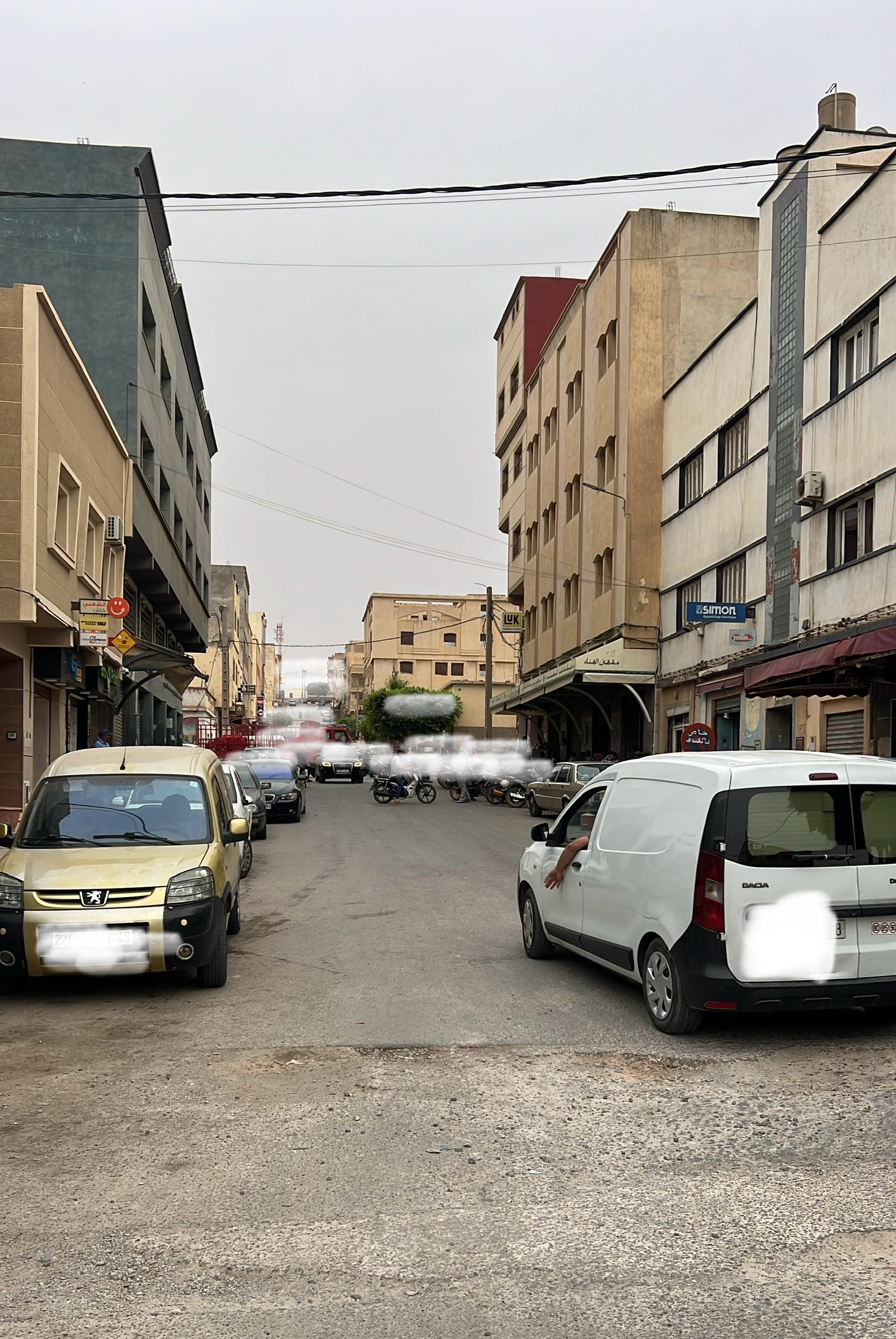 حفرة خطيرة بمدخل شارع المجاهدين وسط العروي تتسبب في أضرار للسيارات ومطالب عاجلة بالإصلاح