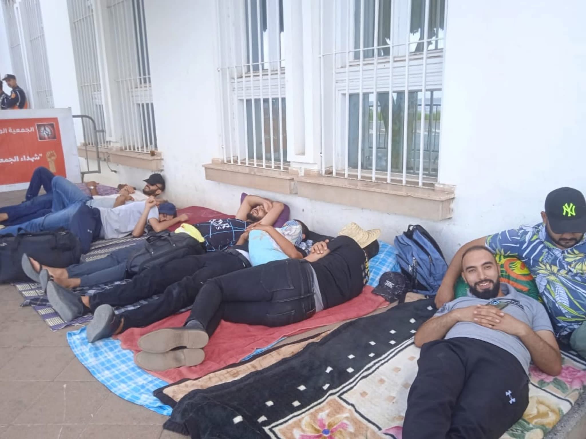 معطلون بالناظور يعتصمون أمام العمالة احتجاجا على البطالة