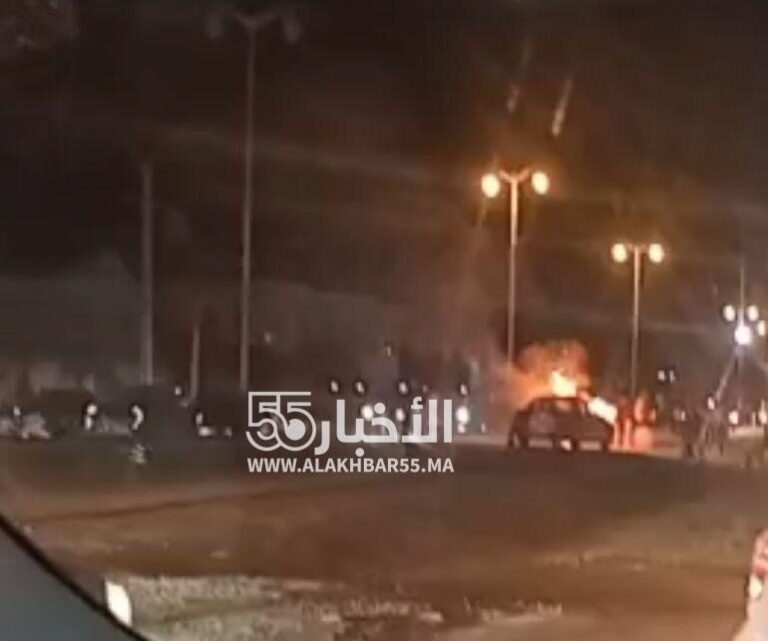 سيارة تلتهمها النيران أمام حاجز أمني لدرك الملكي بين سلوان والعروي واغلاق مؤقت لطريق