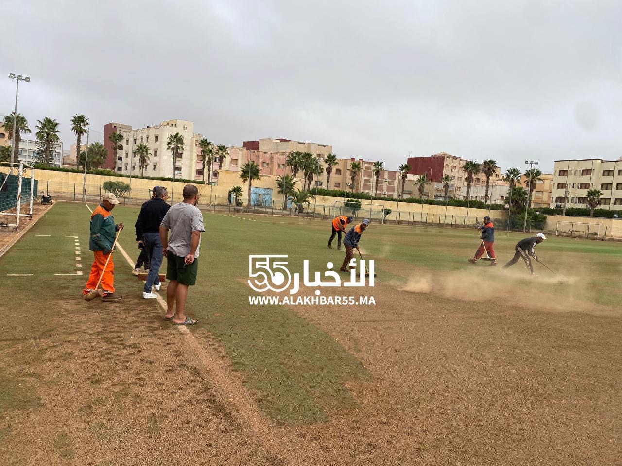 مصالح جماعة العروي تشرع في تنظيف ملعب مولاي رشيد بعد أن غمرته مياه الفيضانات