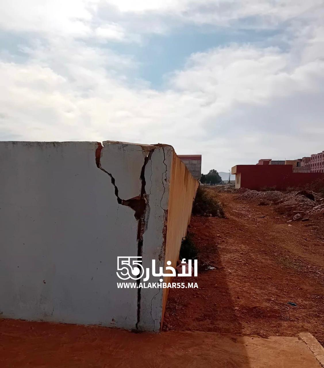 جدار آيل للسقوط يهدد تلاميذ مدرسة بويلغمان بحي السلام بالعروي وسط مطالب بالتدخل العاجل قبل وقوع كارثة