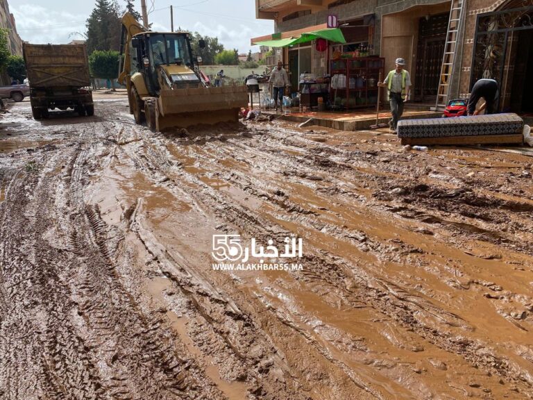 🚨 تعبئة شاملة بالعروي.. جماعة العروي والسلطات المحلية تتدخلان لفتح الطرق بعد كارثة السيول