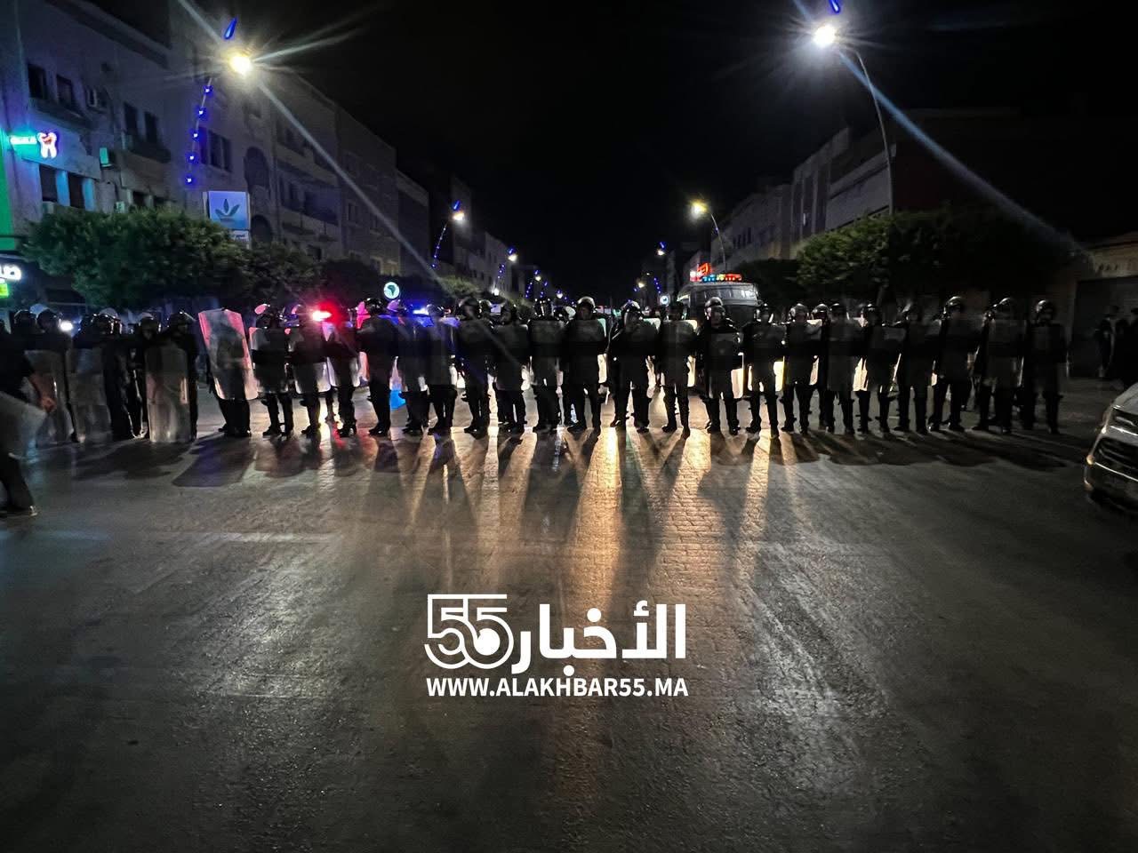 العروي.. آباء وأمهات أمام مفوضية الشرطة ينتظرون أبناءهم الموقوفين بعد أحداث التخريب (صور مؤلمة)