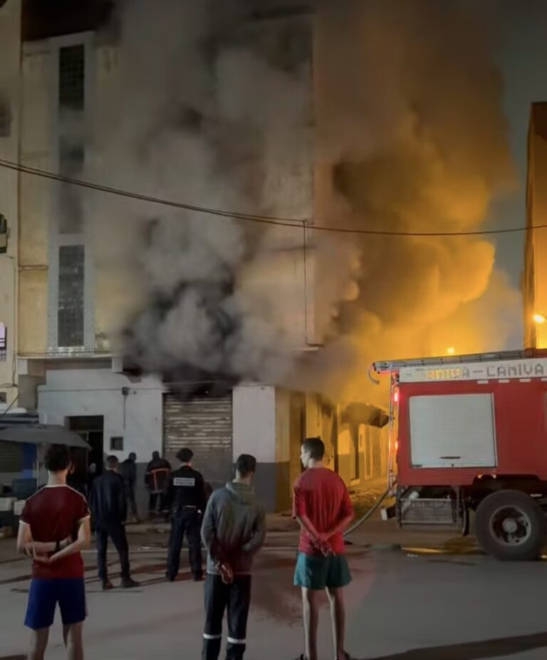 حريق بمحل تجاري بالحي الإداري بمدينة العروي ليلة امس بدون وقوع اضرار بشرية 3 حريق بمحل تجاري بالحي الإداري بمدينة العروي ليلة امس بدون وقوع اضرار بشرية
