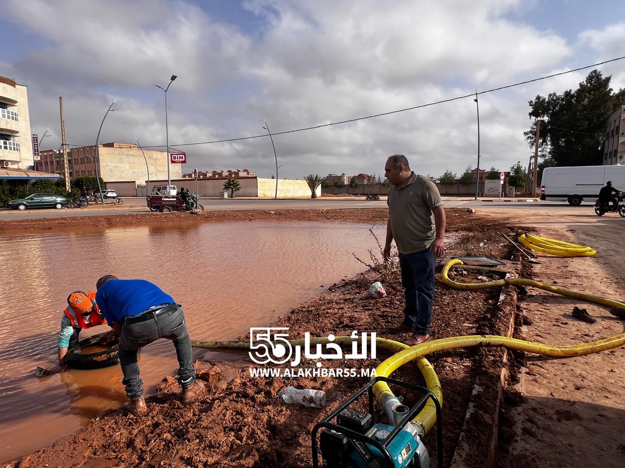 تدخل المصالح التقنية بحي السلام بالعروي لتنقية الشوارع بعد الفيضانات