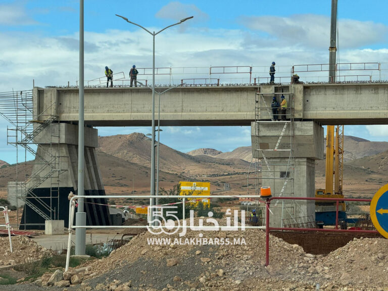 العروي : انجاز قنطرة كبرى بالطريق المداري الشمالي استعداداً لتمرير الخط السككي الرابط بين ميناء الناظور غرب المتوسط وسلوان 4 العروي : انجاز قنطرة كبرى بالطريق المداري الشمالي استعداداً لتمرير الخط السككي الرابط بين ميناء الناظور غرب المتوسط وسلوان