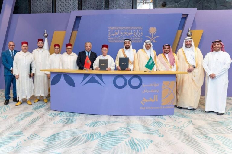 السفير مصطفى المنصوري بمعية وزير الاوقاف يحضر توقيع اتفاقية تنظيم شؤون الحج بين المغرب والسعودية لموسم 1447هـ