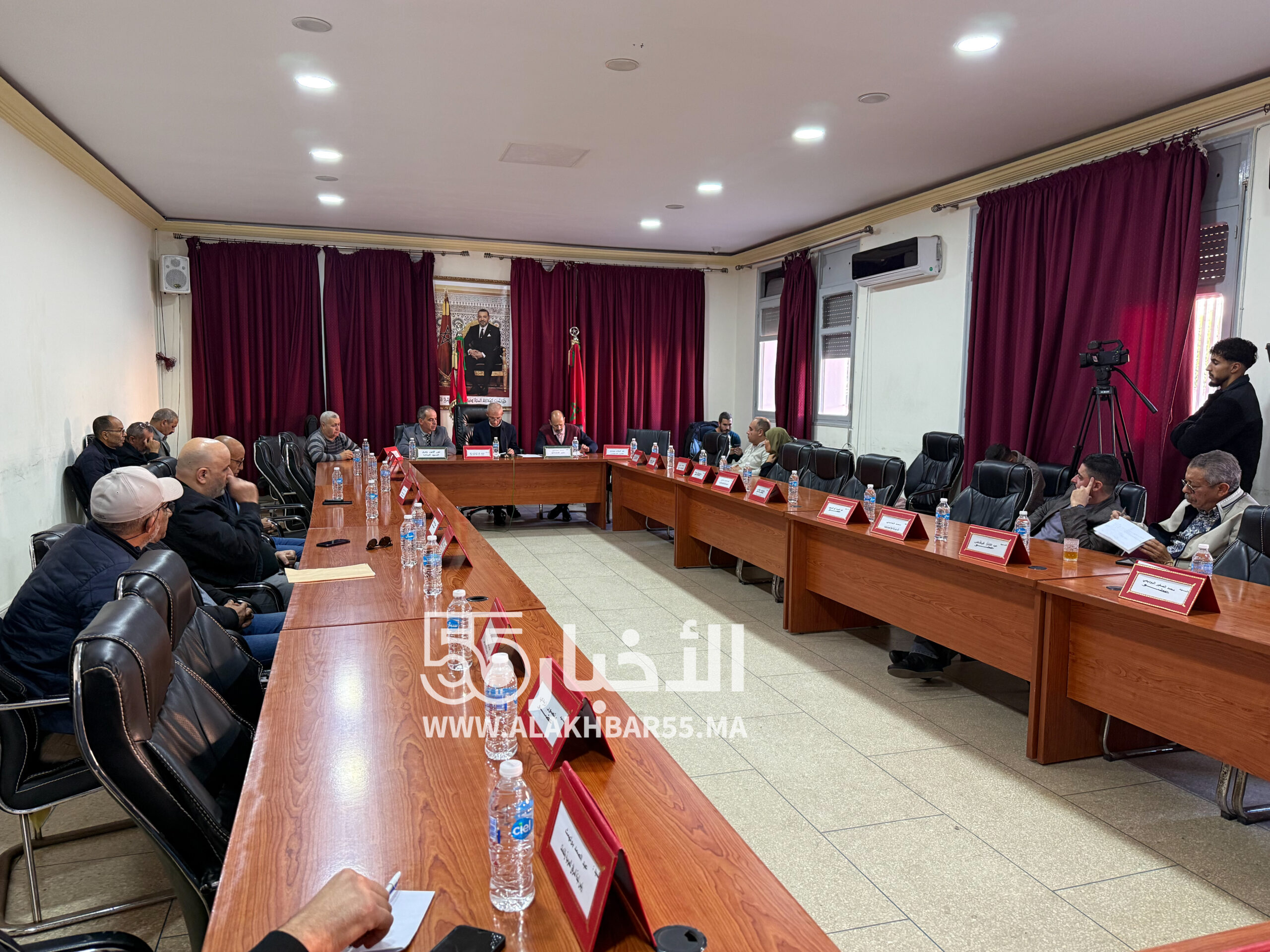 العروي.. المجلس الجماعي يصادق بالإجماع على تحيين القرار الجبائي وتدارس إجراء TNB في دورة استثنائية 1 العروي.. المجلس الجماعي يصادق بالإجماع على تحيين القرار الجبائي وتدارس إجراء TNB في دورة استثنائية