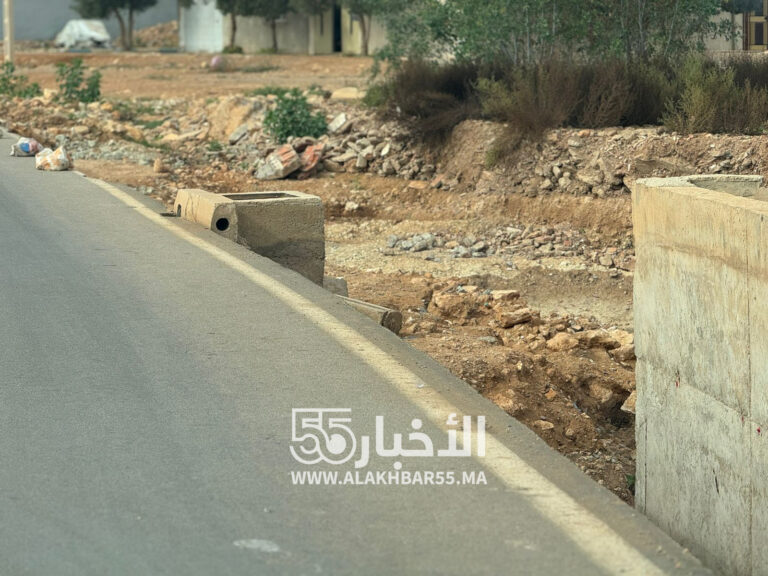 انجراف “بوردورا ” بالطريق المداري الشمالي بالعروي يهدد سلامة المارة والتلاميذ وسط مطالب بالتدخل العاجل