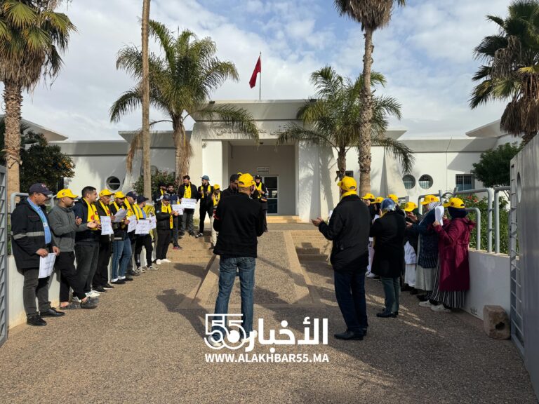 وقفة احتجاجية لعمال المناولة أمام مستشفى محمد السادس بالعروي رفضًا لقرار الطرد