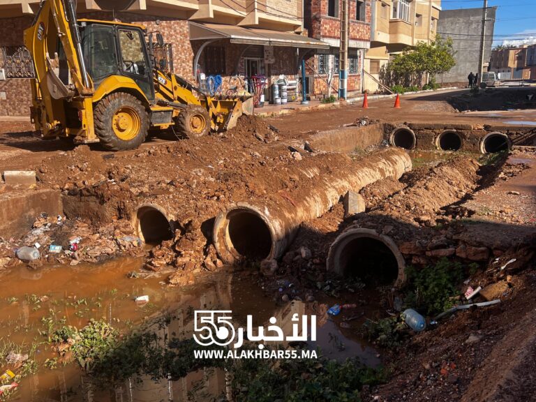 السلطات المحلية بالعروي تُزيل القناطر العشوائية بواد حادوش وتستعين بالجرافات لحماية مجاري المياه