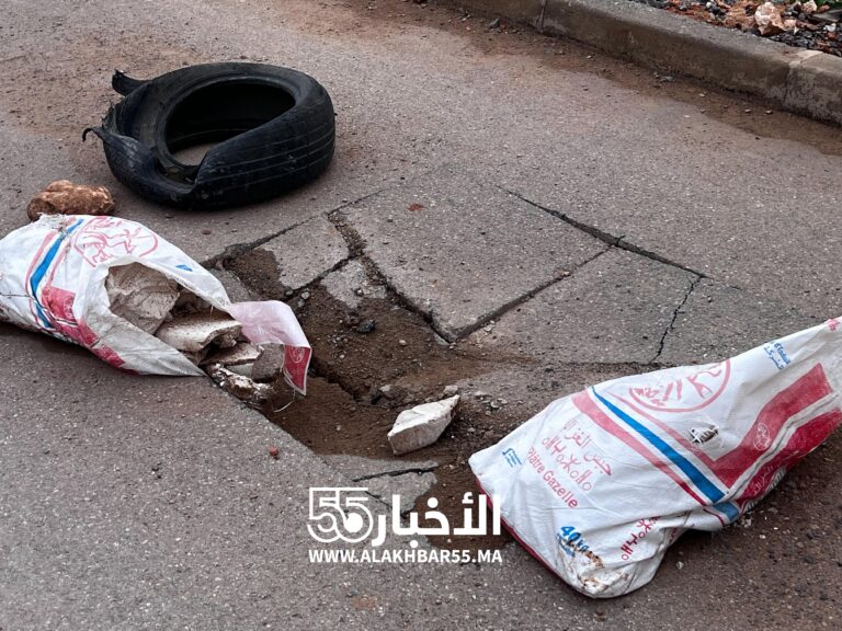 أمطار الخير تفضح اختلالات الحفر العشوائي بمدينة العروي… سقوط سيارة في حفرة عميقة بشارع تطوان وشوارع مهددة