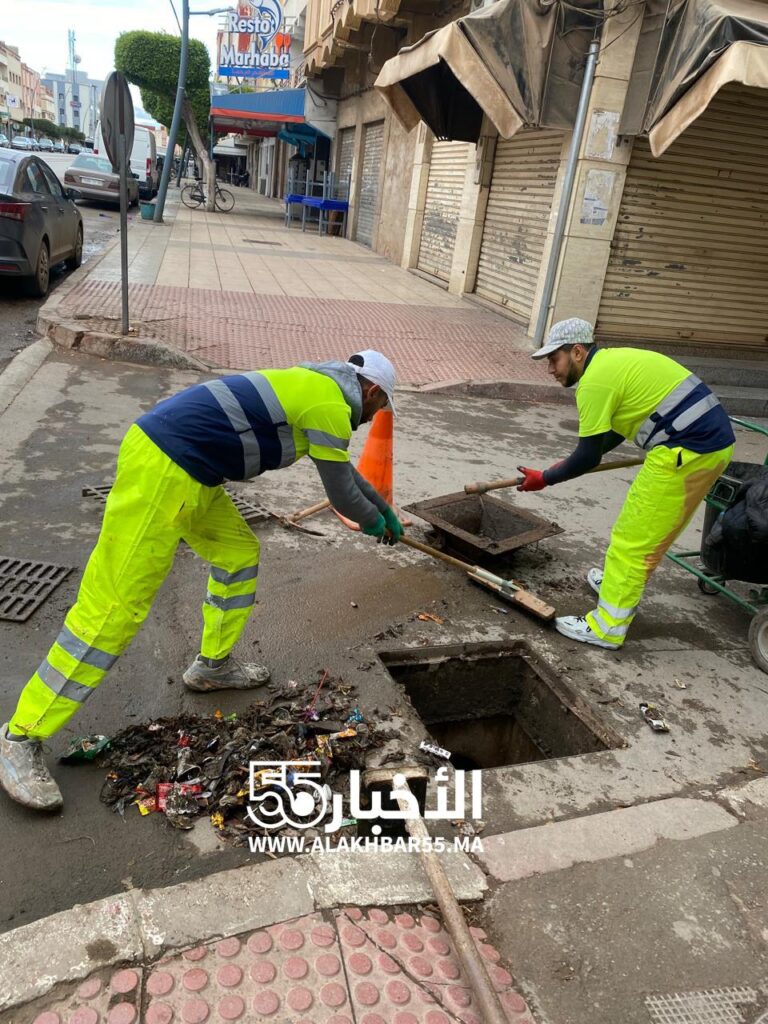 جماعة العروي تعيد تنقية بلوعات صرف مياه الأمطار استعدادًا للتقلبات الجوية
