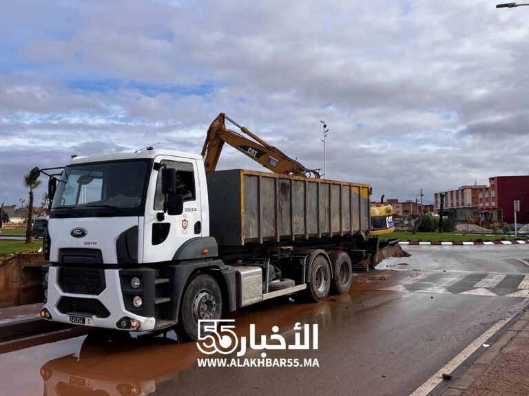 لجنة اليقظة تواصل تدخلاتها بالعروي وتنقية القناطر لضمان انسياب مياه الأمطار
