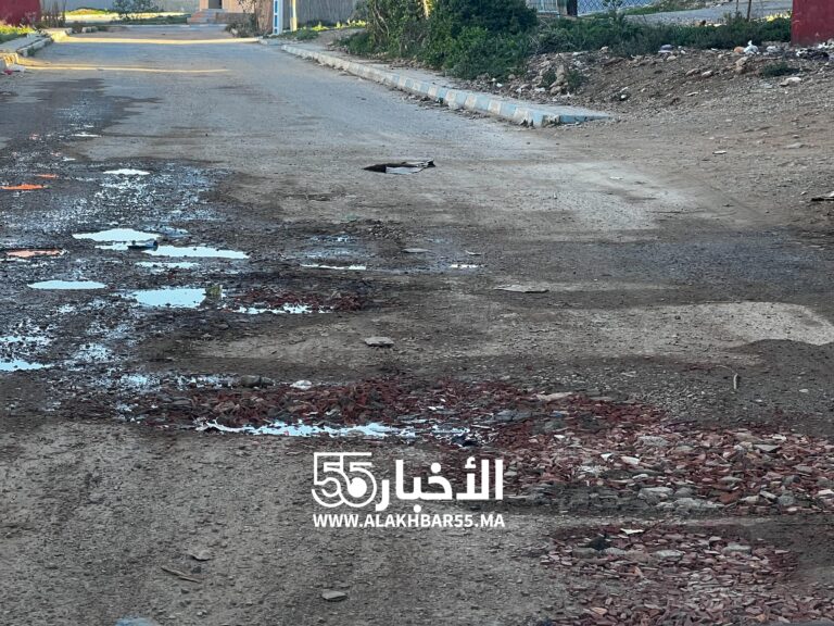 تهالك الطريق المؤدية لحي الفتح “أحمد الغول” بالعروي يثير استياء الساكنة ومطالب بتدخل عاجل