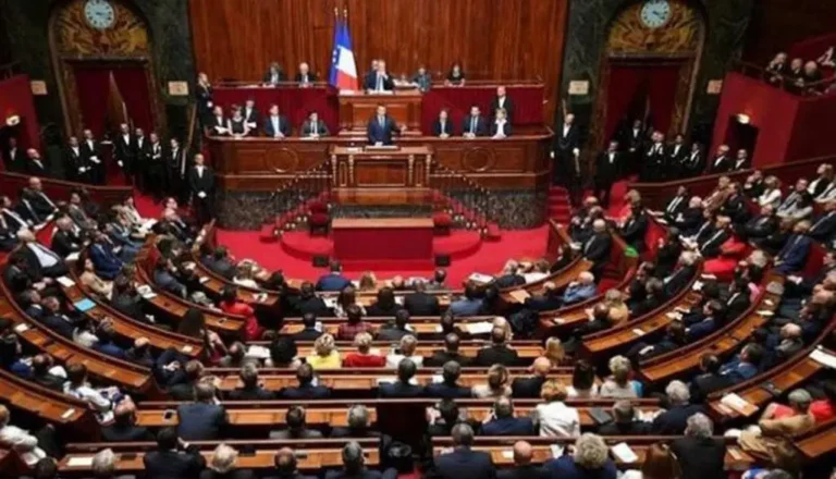 فرنسا تقر قانوناً يحظر وسائل التواصل الاجتماعي على من هم دون 15 عاماً حمايةً للأطفال