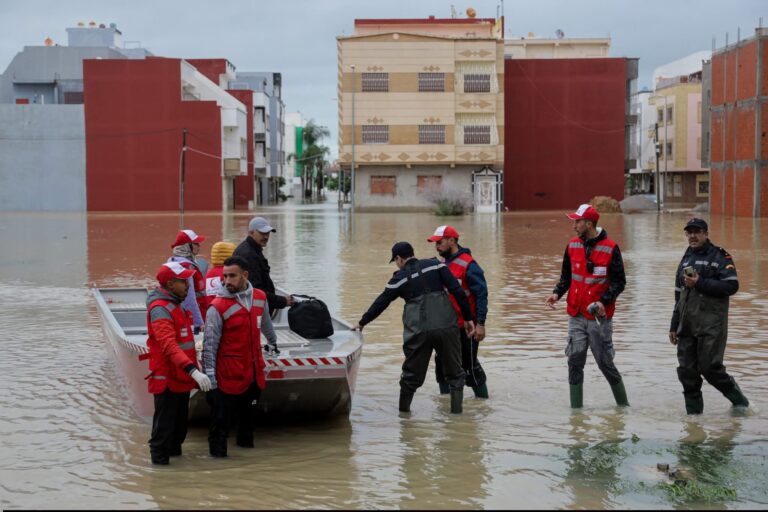 إجلاء السكان من الأحياء المحاصرة بالفيضانات بمدينة القصر الكبير