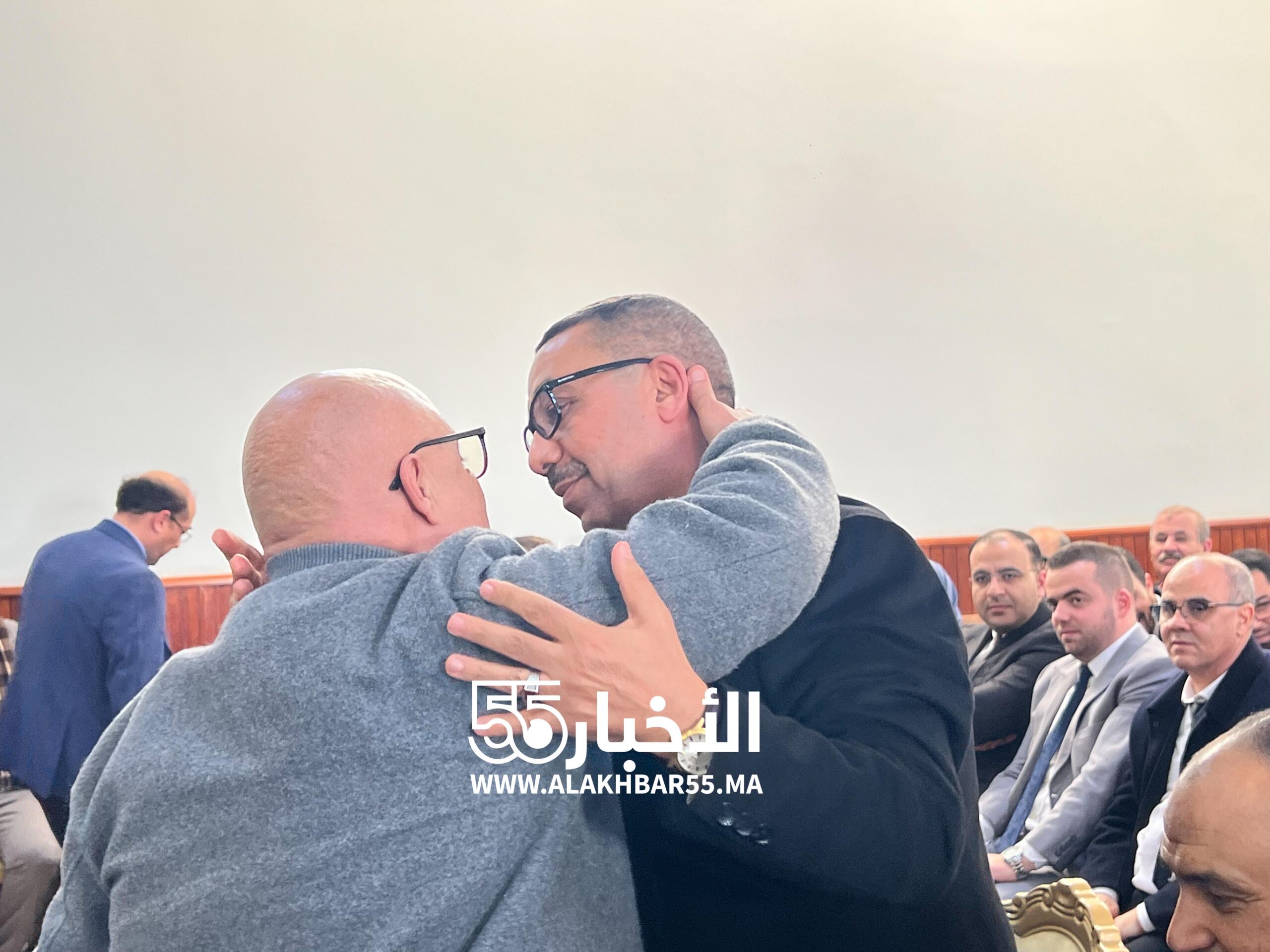 بدموع الامتنان ودفء الاعتراف… الأسرة القضائية بالناظور تكرّم ابن العروي بوزيان لحياني في يوم تقاعده 1 بدموع الامتنان ودفء الاعتراف… الأسرة القضائية بالناظور تكرّم ابن العروي بوزيان لحياني في يوم تقاعده