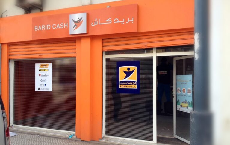 افتتاح وكالة “بريد كاش” جديدة بالعروي وإعادة خدمات “نارسا” لتجديد رخص السياقة والبطائق الرمادية