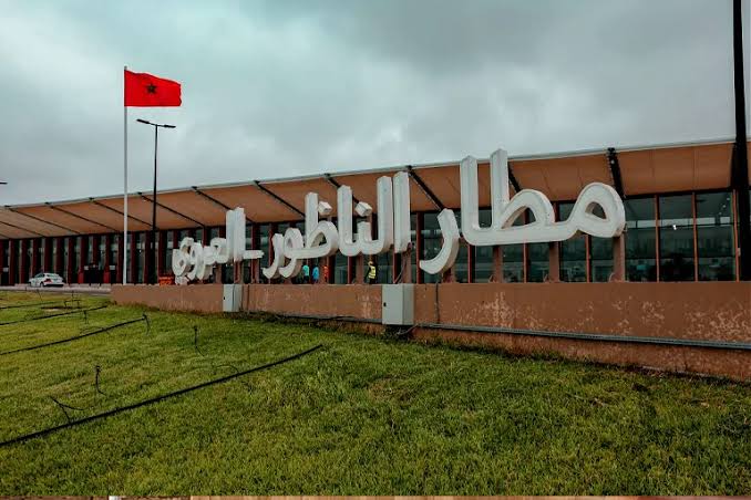 منذ الثالثة زوالاً… مسافرو رحلة برشلونة ما زالوا عالقين إلى حدود الساعة بمطار العروي بعد تحويل الرحلات بسبب العاصفة الرملية