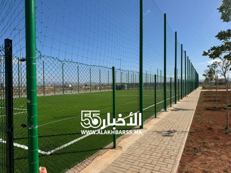 ملاعب القرب بحي العمران بالعروي جاهزة… وشباب المدينة يطالبون بتسريع تفويتها وفتحها في وجه العموم