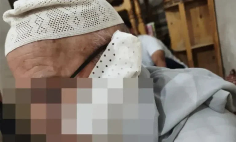 تنجداد تهتز على وقع محاولة قتل إمام مسجد.. طعنة غادرة بسلاح أبيض تستنفر جماعة ملعب 7 تنجداد تهتز على وقع محاولة قتل إمام مسجد.. طعنة غادرة بسلاح أبيض تستنفر جماعة ملعب