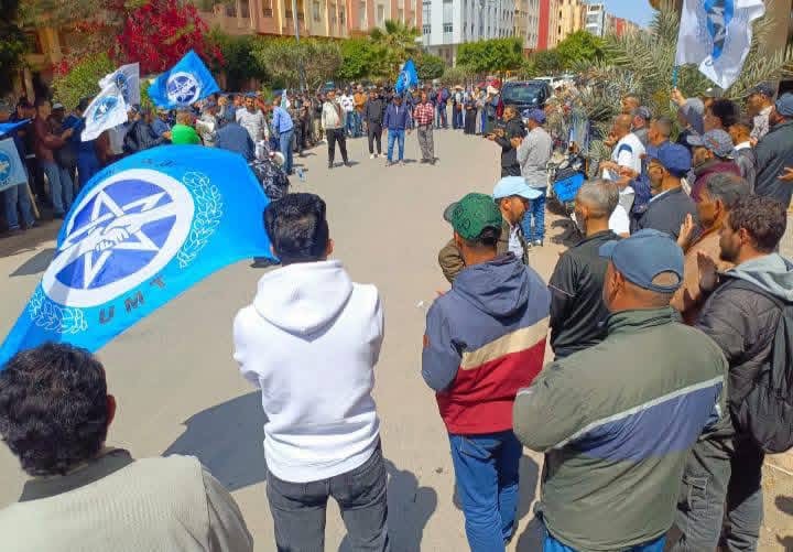 أعوان الحراسة والنظافة يحتجون بالناظور بسبب تأخر الأجور ويعلنون التصعيد
