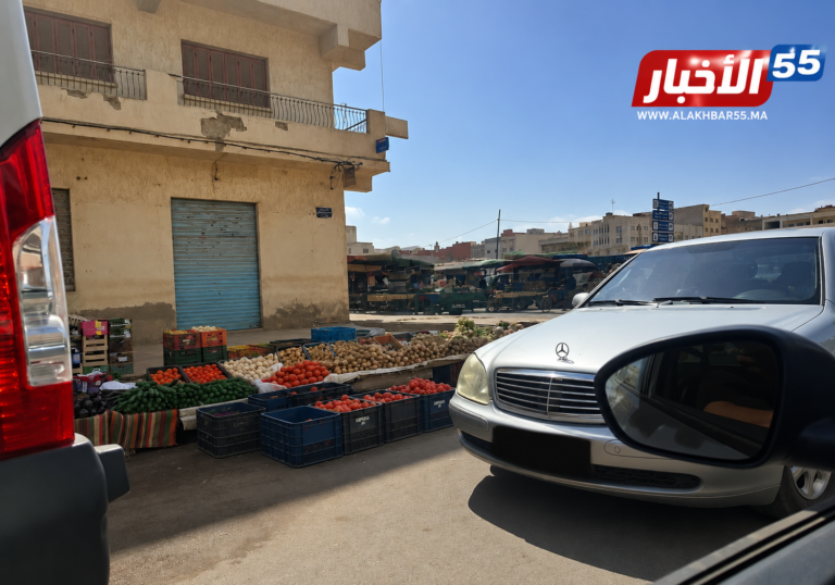 العروي تختنق بالفوضى.. مدخل الحي الإداري يتحول إلى سوق عشوائي وسط صمت الجهات المعنية