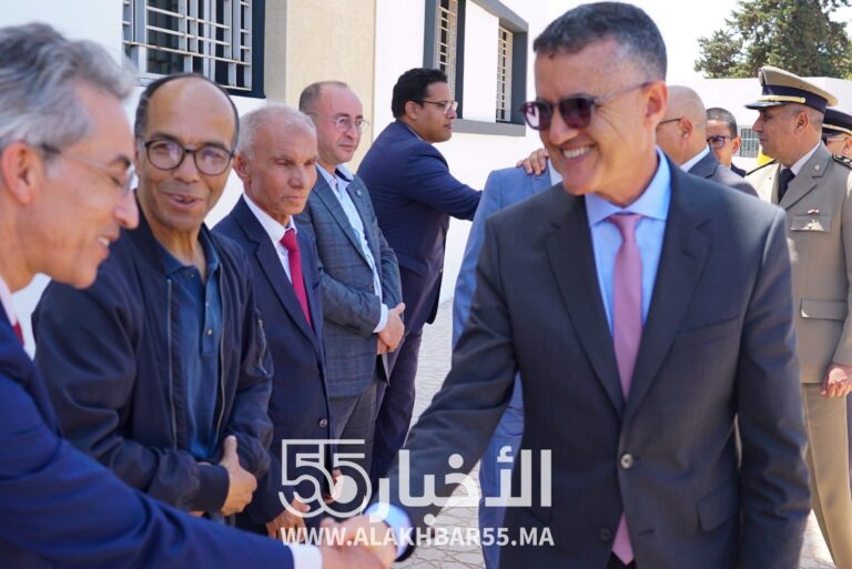 عامل إقليم الناظور يتفقد أحياء العروي.. والساكنة تطالب بتسريع مشاريع التهيئة وإعادة الروح للمدينة