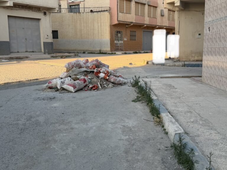 مخلفات بناء تحتل شارع الساقية الحمراء بالعروي لأزيد من أسبوعين وتثير استياء الساكنة