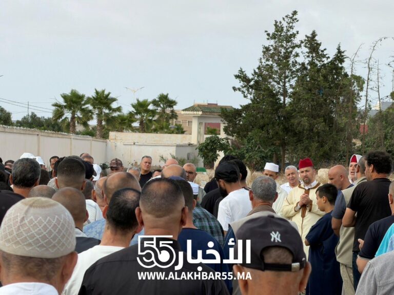 في مشهد مؤثر.. العروي تودع المرحوم رضوان السالمي إلى مثواه الأخير وتنتظر العدالة الاسبانية 3 في مشهد مؤثر.. العروي تودع المرحوم رضوان السالمي إلى مثواه الأخير وتنتظر العدالة الاسبانية