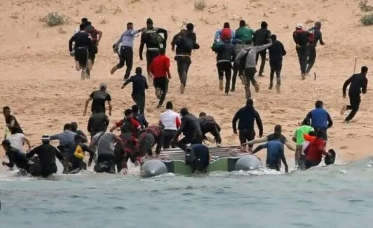 إحباط محاولة للهجرة السرية بالحسيمة وتوقيف 80 شخصاً كانوا يستعدون للإبحار من شاطئ بادس