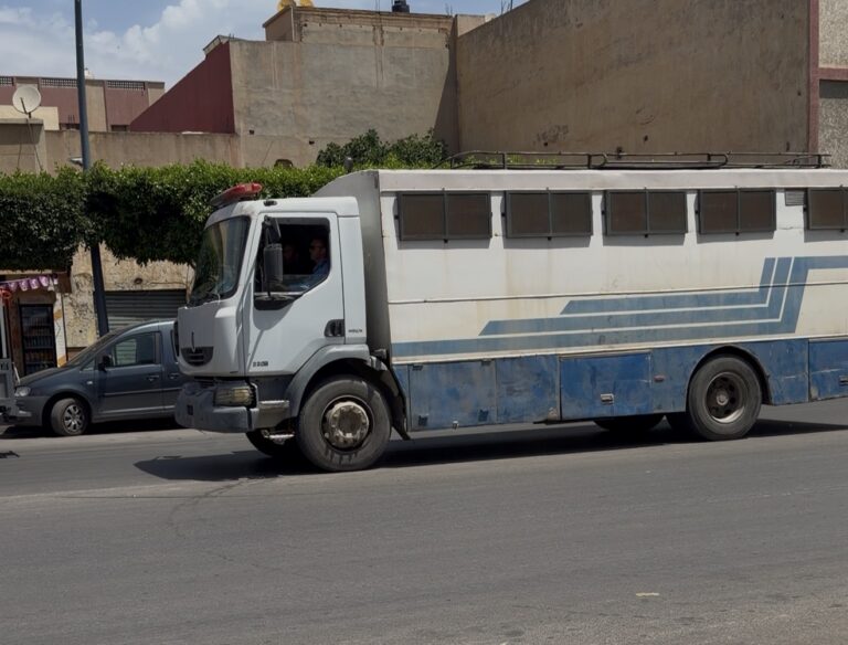 صفارات الإنذار وسط العروي تثير استياء الساكنة.. مطالب بتحويل مسار نقل السجناء إلى الطرق المدارية