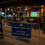 مقاهٍ بالعروي ترفع الأسعار خلال المباريات وتستغل حواجز عمومية لتنظيم الولوج..