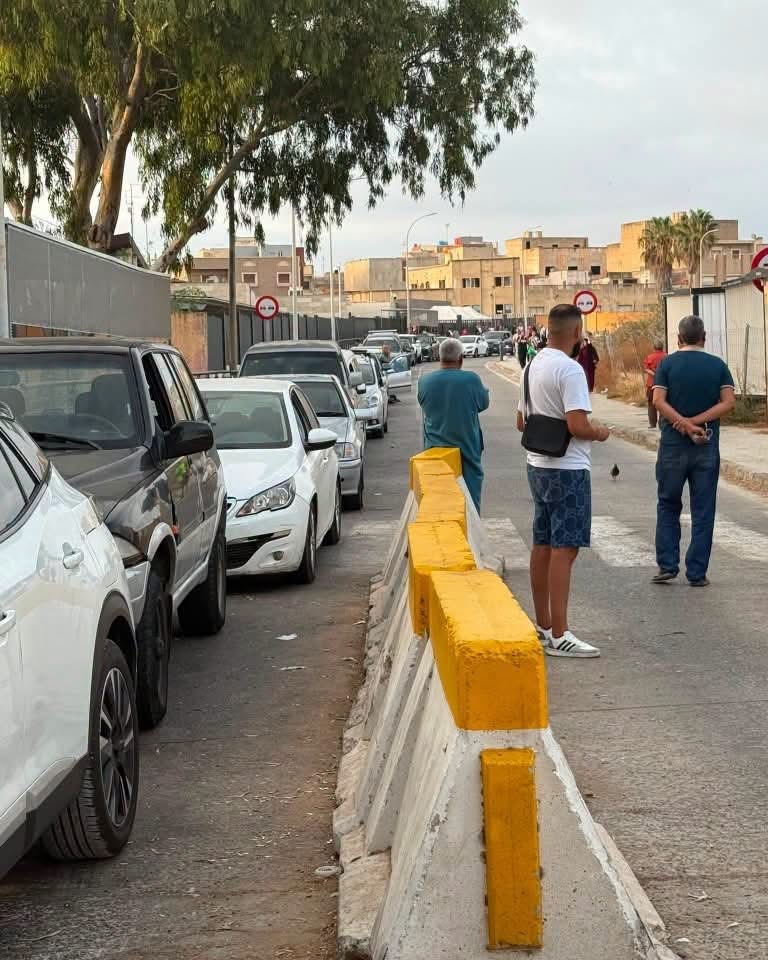 بعد محاولة اقتحامه أمس.. شلل تام بمعبر بني أنصار وطوابير طويلة لمركبات في انتظار إعادة فتح الحدود