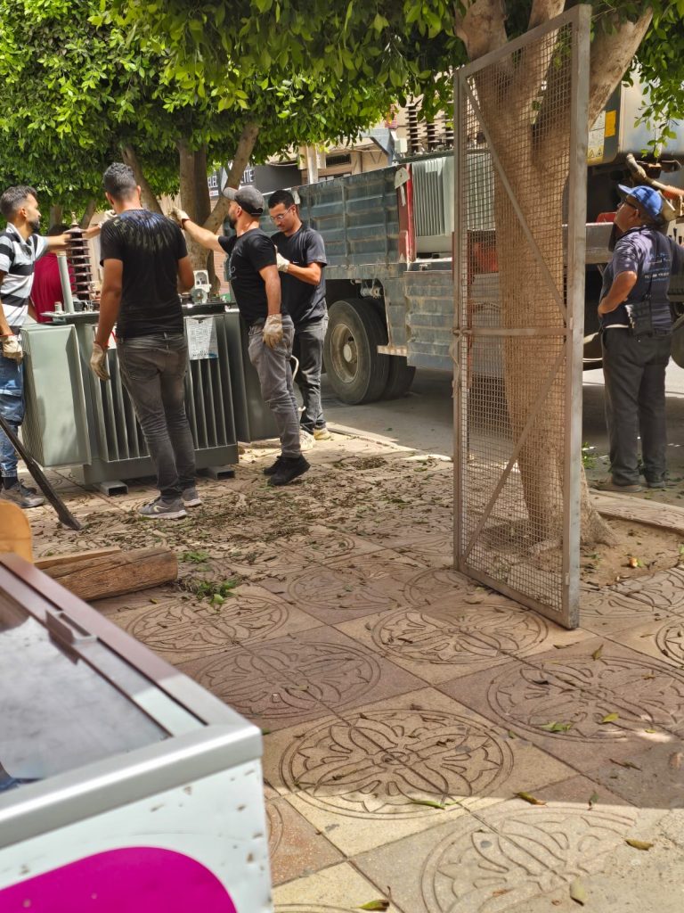 بعد 13 يوماً من المعاناة.. تركيب محول كهربائي جديد قرب مدرسة ابن بطوطة بالعروي وإعادة الإنارة العمومية