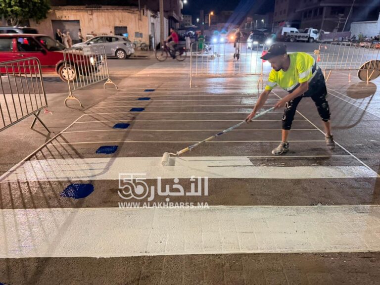 تواصل أشغال صباغة ممرات الراجلين بمدينة العروي