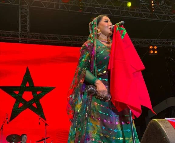 سعيدة شرف تحطم أرقام الحضور في مهرجان الشواطئ بالحسيمة وتشعل منصة الدورة الـ22