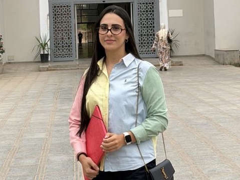 سناء الرحموني تودع ترشيحها بولاية جهة الشرق.. طالبة الطب تقود اللائحة الجهوية للاتحاد الاشتراكي أودعت صباح اليوم الخميس، لدى ولاية جهة الشرق، الدكتورة سناء الرحموني ملف ترشيحها، بعد تزكيتها من طرف حزب الاتحاد الاشتراكي للقوات الشعبية وكيلةً للائحته الجهوية، استعداداً للاستحقاقات الانتخابية المقبلة. وتُعد سناء الرحموني، ابنة رئيس مجلس إقليم الناظور سعيد الرحموني، من الوجوه الشابة التي اختار الحزب الدفع بها ضمن لائحته الانتخابية، في خطوة تعكس توجهه نحو تعزيز حضور الكفاءات والطاقات الشابة في الاستحقاقات المقبلة. وتتابع سناء الرحموني دراستها بالسنة الخامسة بكلية الطب والصيدلة بوجدة، وهو ما يمنح ترشيحها بعداً مرتبطاً بحضور الشباب والطلبة والكفاءات الأكاديمية في المشهد السياسي والانتخابي. ويأتي إيداع الترشيح في سياق الحركية المتسارعة التي تعرفها الساحة السياسية بإقليم الناظور وجهة الشرق، مع اقتراب موعد الاستحقاقات الانتخابية، حيث تواصل مختلف الأحزاب السياسية استكمال ترتيباتها وإعلان أسماء مرشحيها وتشكيل لوائحها. ومن المنتظر أن يشكل ترشيح سناء الرحموني إضافة جديدة إلى المنافسة الانتخابية، خصوصاً في ظل حضور اسم عائلة الرحموني في المشهد السياسي والمؤسساتي بإقليم الناظور، وما قد يرافق ذلك من اهتمام ومتابعة لمسار اللائحة الجهوية للاتحاد الاشتراكي للقوات الشعبية خلال المرحلة المقبلة